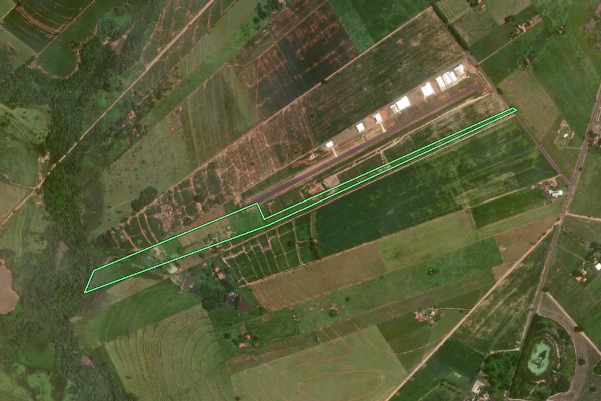 Imagem de satélite do imóvel rural em Araçatuba (SP), com o contorno declarado no CAR desenhado por cima.