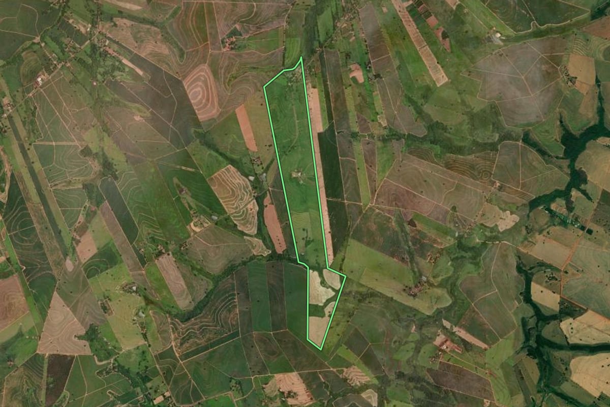 Imagem de satélite do imóvel rural em Araçatuba (SP), com o contorno declarado no CAR desenhado por cima.