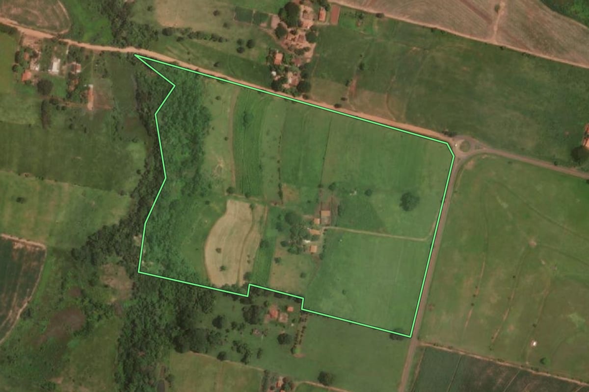 Imagem de satélite do imóvel rural em Araçatuba (SP), com o contorno declarado no CAR desenhado por cima.
