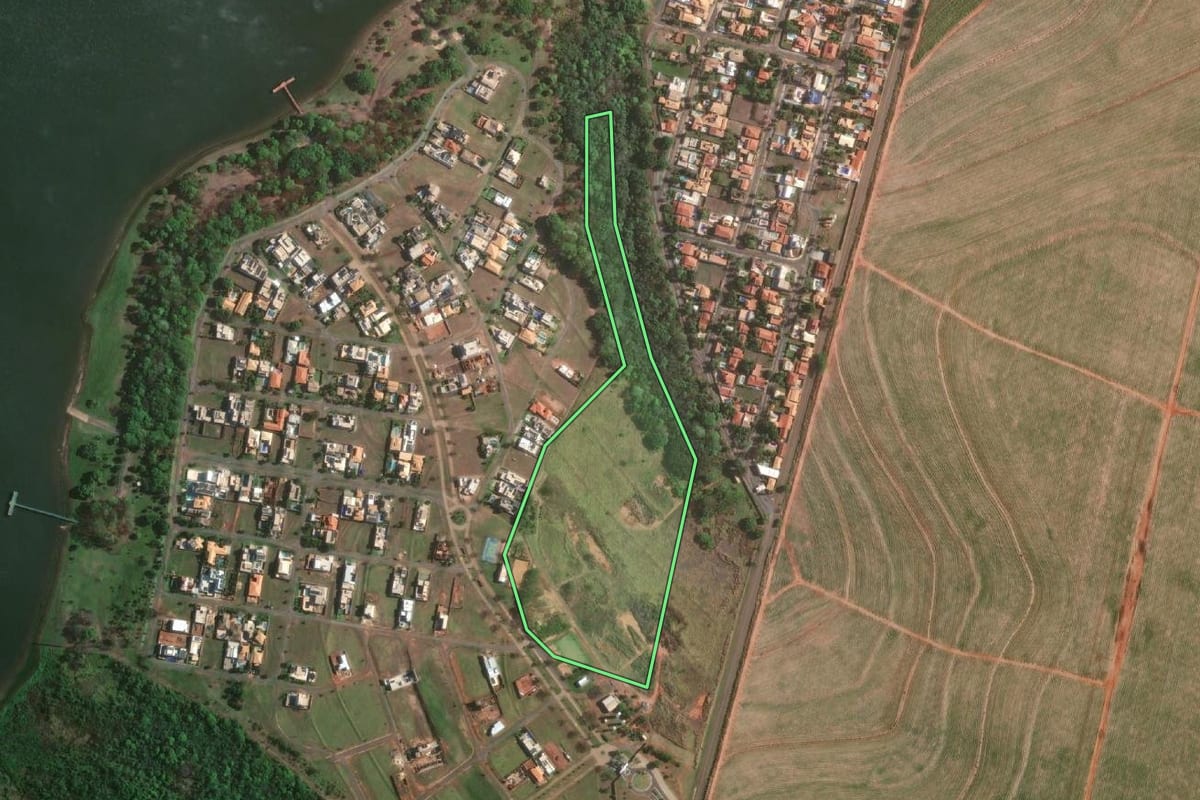 Imagem de satélite do imóvel rural em Araçatuba (SP), com o contorno declarado no CAR desenhado por cima.