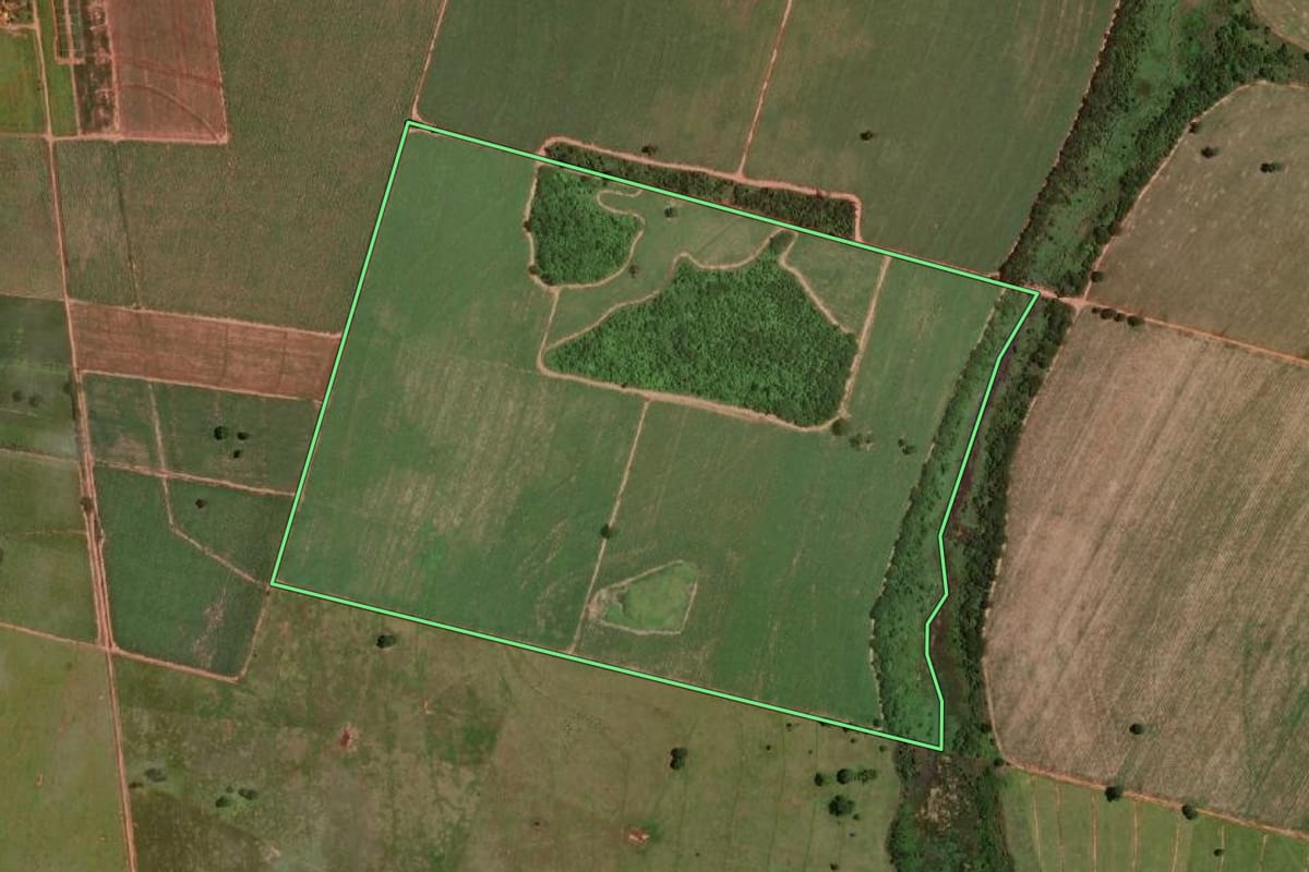 Imagem de satélite do imóvel rural em Araçatuba (SP), com o contorno declarado no CAR desenhado por cima.
