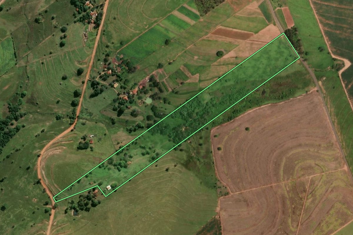 Imagem de satélite do imóvel rural em Araçatuba (SP), com o contorno declarado no CAR desenhado por cima.