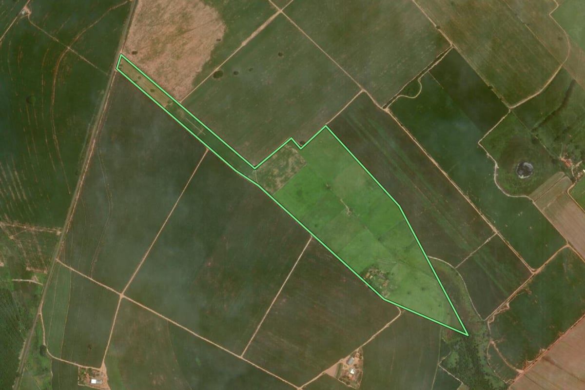 Imagem de satélite do imóvel rural em Araçatuba (SP), com o contorno declarado no CAR desenhado por cima.
