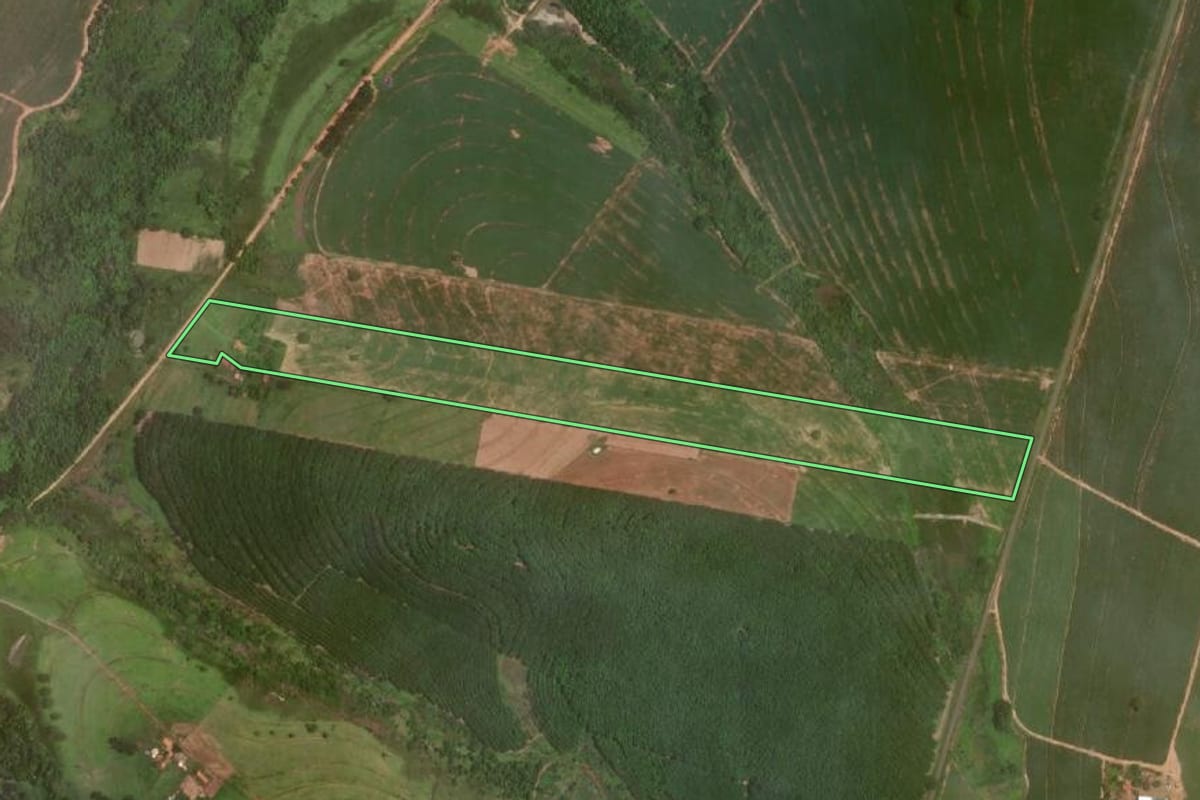 Imagem de satélite do imóvel rural em Araçatuba (SP), com o contorno declarado no CAR desenhado por cima.