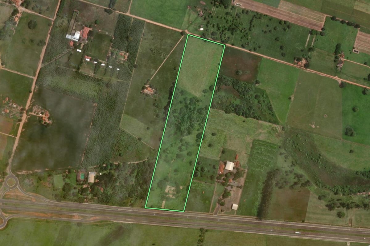 Imagem de satélite do imóvel rural em Araçatuba (SP), com o contorno declarado no CAR desenhado por cima.