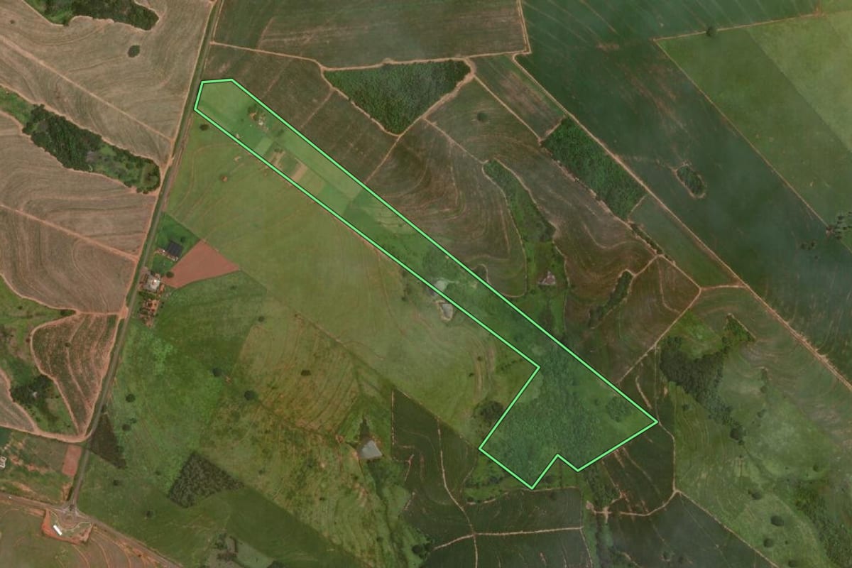 Imagem de satélite do imóvel rural em Araçatuba (SP), com o contorno declarado no CAR desenhado por cima.