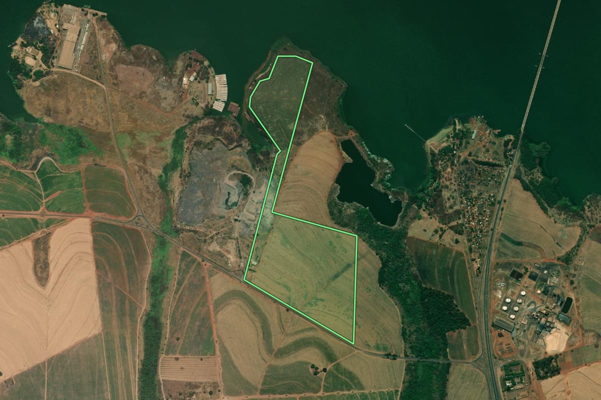 Imagem de satélite do imóvel rural em Araçatuba (SP), com o contorno declarado no CAR desenhado por cima.