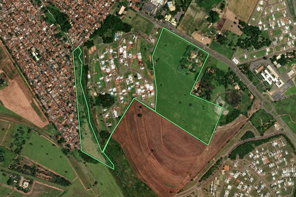 Imagem de satélite do imóvel rural em Araçatuba (SP), com o contorno declarado no CAR desenhado por cima.