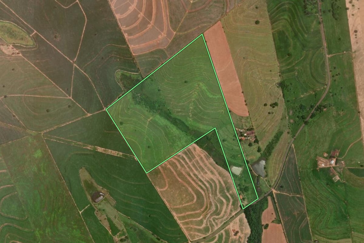 Imagem de satélite do imóvel rural em Araçatuba (SP), com o contorno declarado no CAR desenhado por cima.