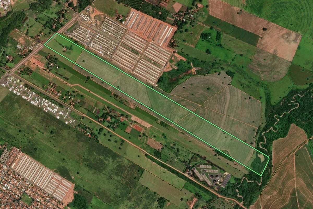 Imagem de satélite do imóvel rural em Araçatuba (SP), com o contorno declarado no CAR desenhado por cima.