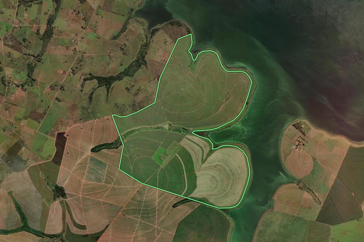 Imagem de satélite do imóvel rural em Araçatuba (SP), com o contorno declarado no CAR desenhado por cima.