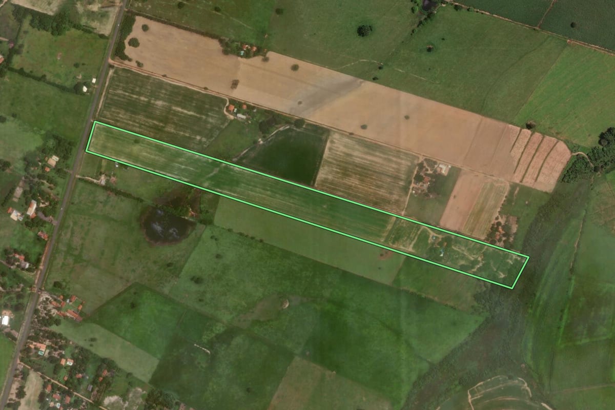 Imagem de satélite do imóvel rural em Araçatuba (SP), com o contorno declarado no CAR desenhado por cima.
