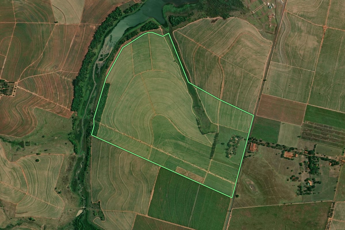Imagem de satélite do imóvel rural em Araçatuba (SP), com o contorno declarado no CAR desenhado por cima.