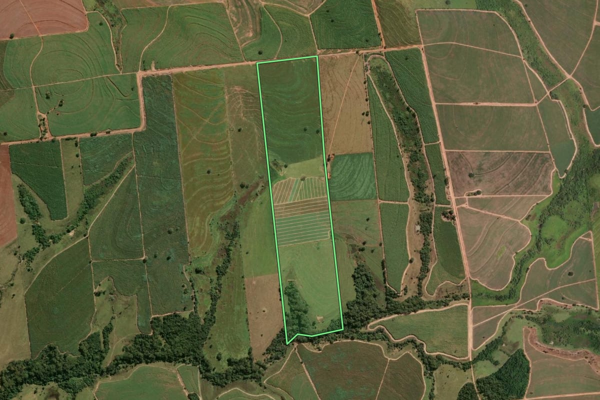 Imagem de satélite do imóvel rural em Araçatuba (SP), com o contorno declarado no CAR desenhado por cima.