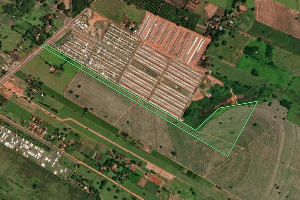 Imagem de satélite do imóvel rural em Araçatuba (SP), com o contorno declarado no CAR desenhado por cima.