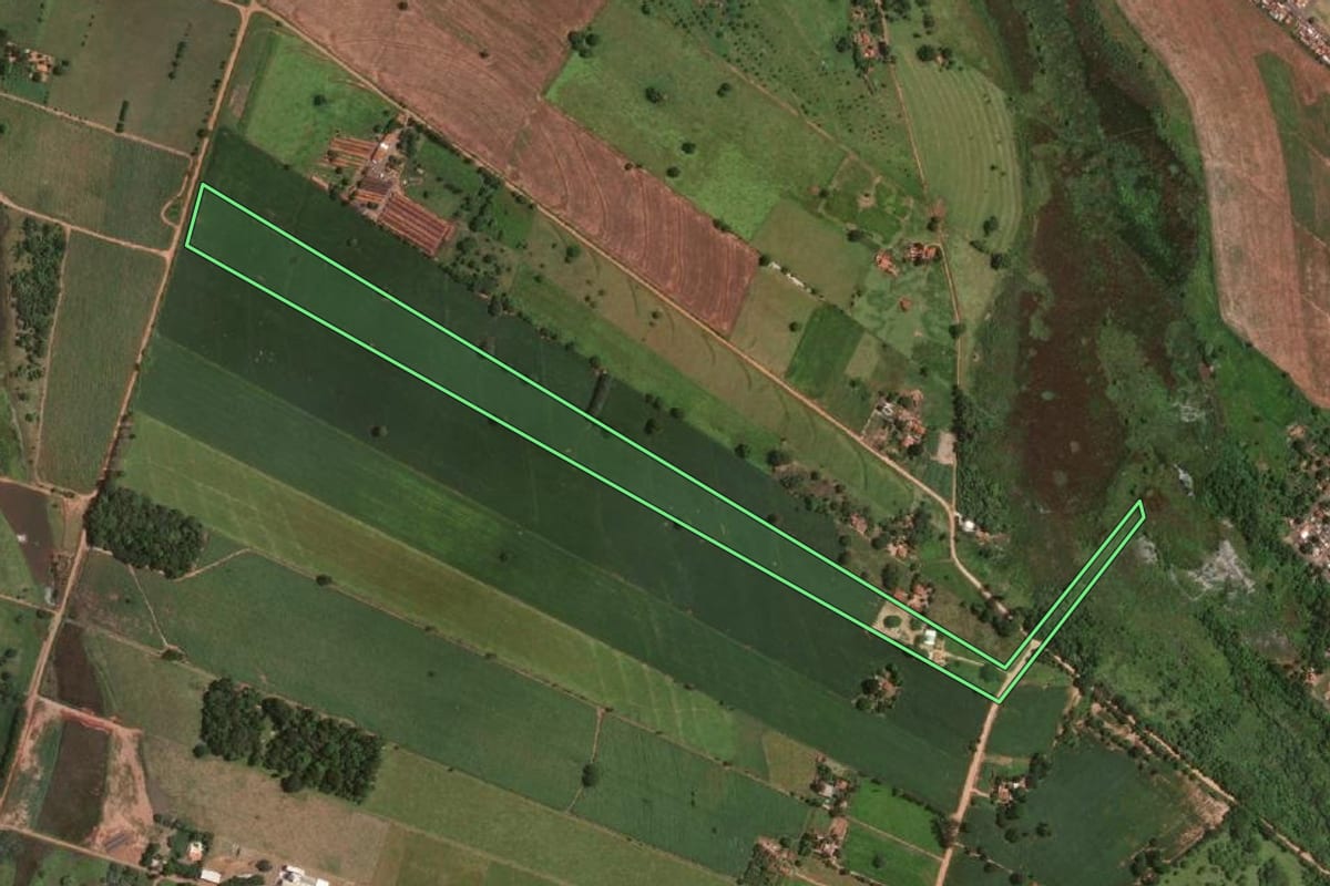 Imagem de satélite do imóvel rural em Araçatuba (SP), com o contorno declarado no CAR desenhado por cima.