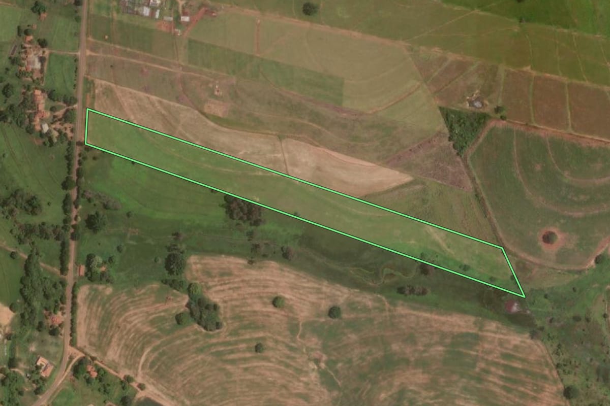 Imagem de satélite do imóvel rural em Araçatuba (SP), com o contorno declarado no CAR desenhado por cima.