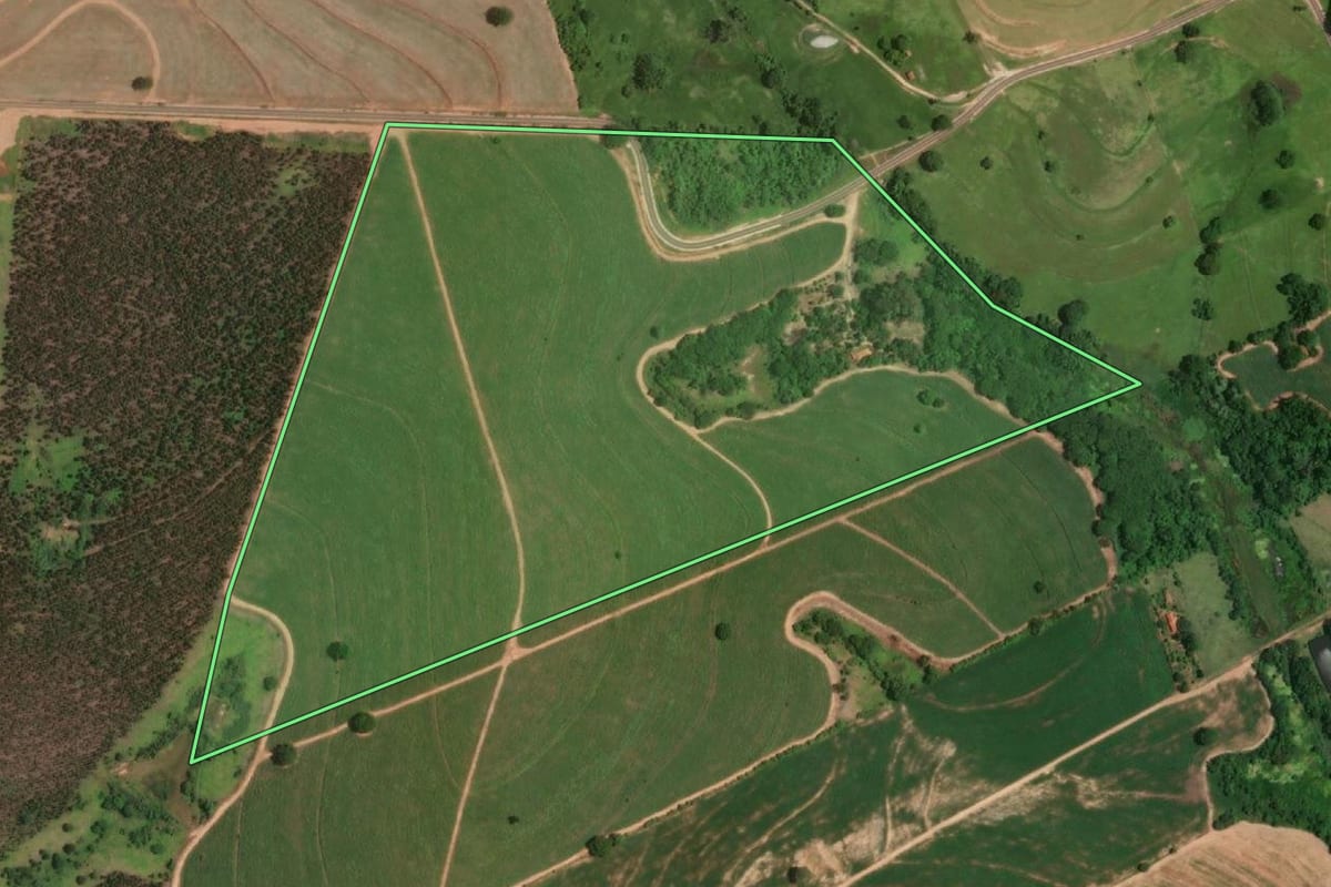 Imagem de satélite do imóvel rural em Araçatuba (SP), com o contorno declarado no CAR desenhado por cima.