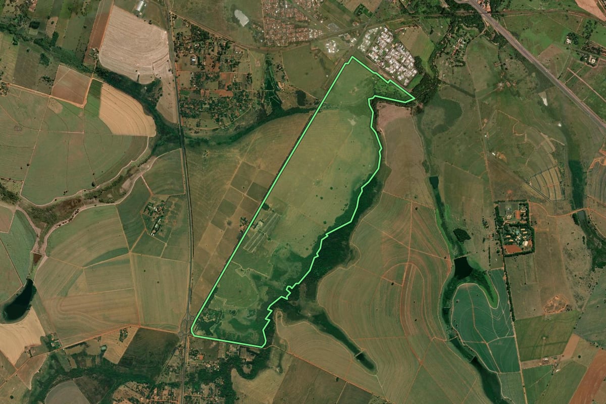 Imagem de satélite do imóvel rural em Araçatuba (SP), com o contorno declarado no CAR desenhado por cima.
