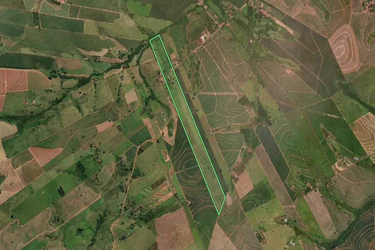 Imagem de satélite do imóvel rural em Araçatuba (SP), com o contorno declarado no CAR desenhado por cima.
