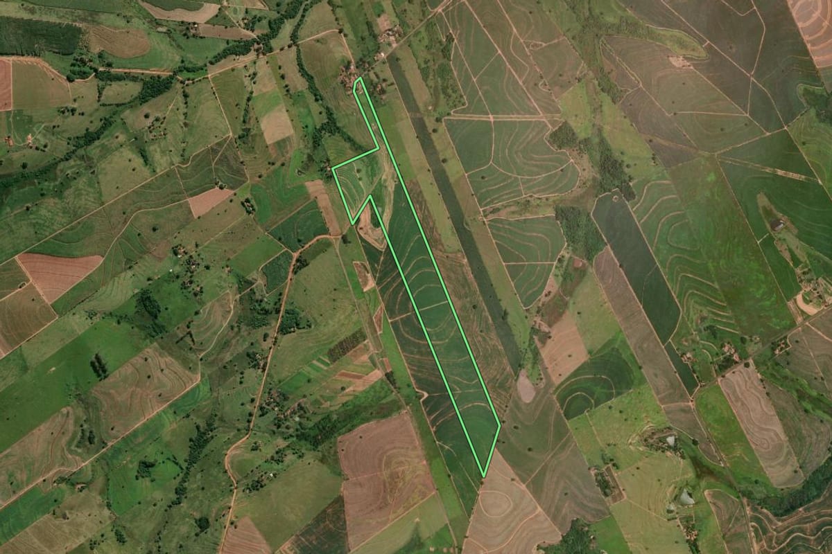 Imagem de satélite do imóvel rural em Araçatuba (SP), com o contorno declarado no CAR desenhado por cima.