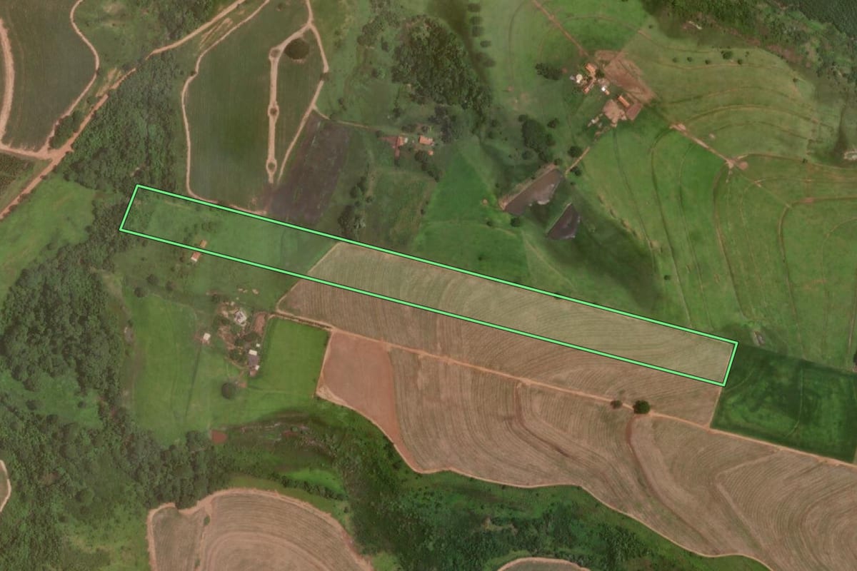 Imagem de satélite do imóvel rural em Araçatuba (SP), com o contorno declarado no CAR desenhado por cima.