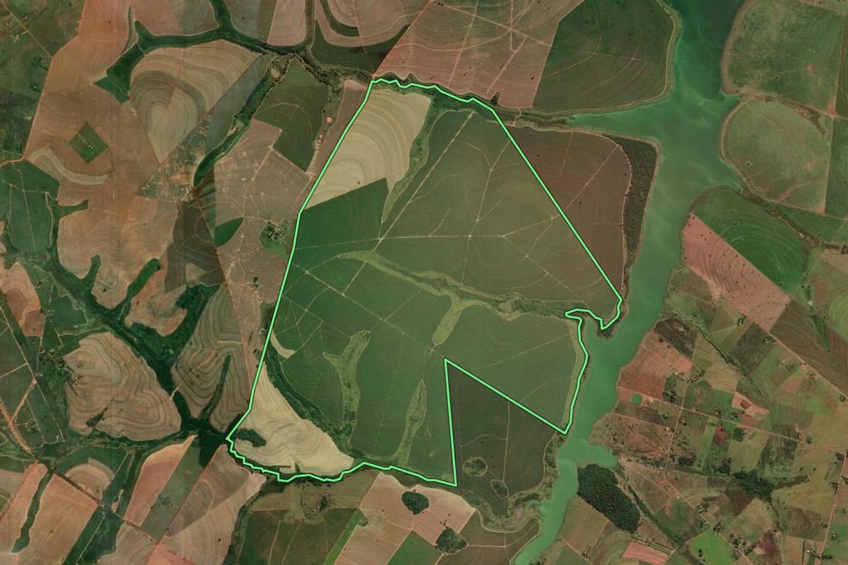 Imagem de satélite do imóvel rural em Araçatuba (SP), com o contorno declarado no CAR desenhado por cima.
