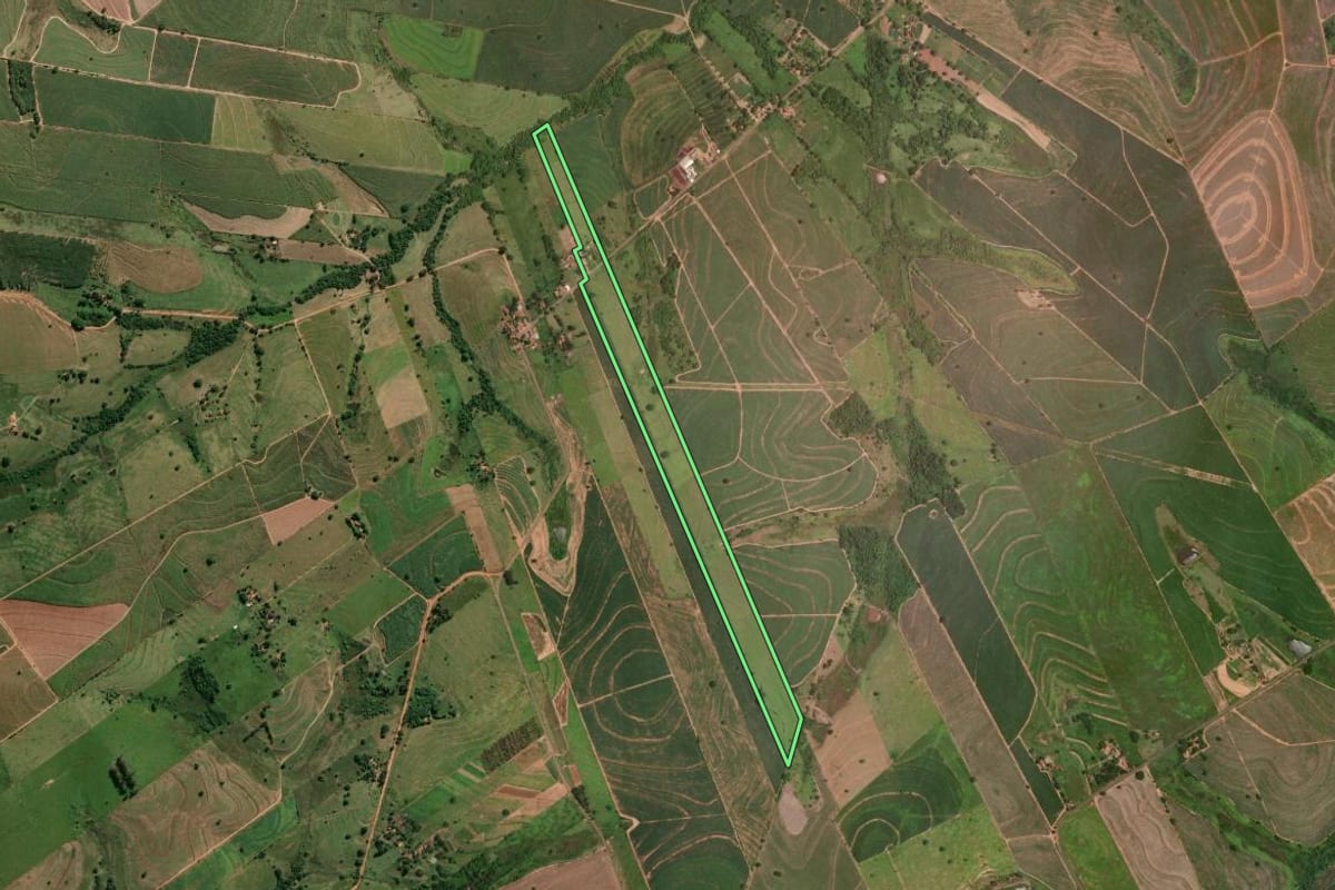 Imagem de satélite do imóvel rural em Araçatuba (SP), com o contorno declarado no CAR desenhado por cima.