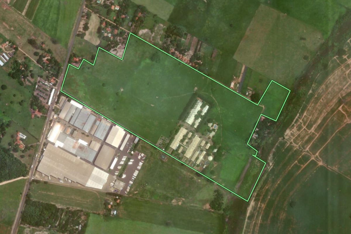 Imagem de satélite do imóvel rural em Araçatuba (SP), com o contorno declarado no CAR desenhado por cima.