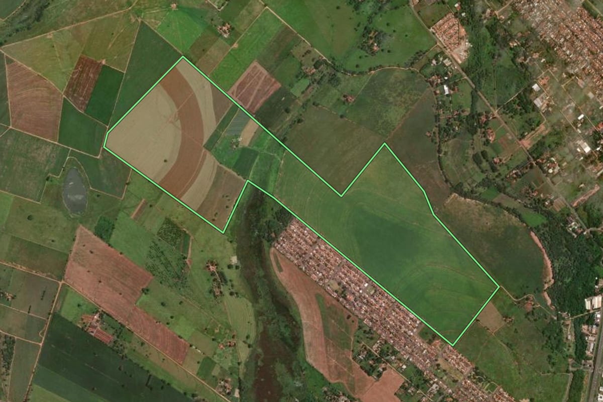Imagem de satélite do imóvel rural em Araçatuba (SP), com o contorno declarado no CAR desenhado por cima.
