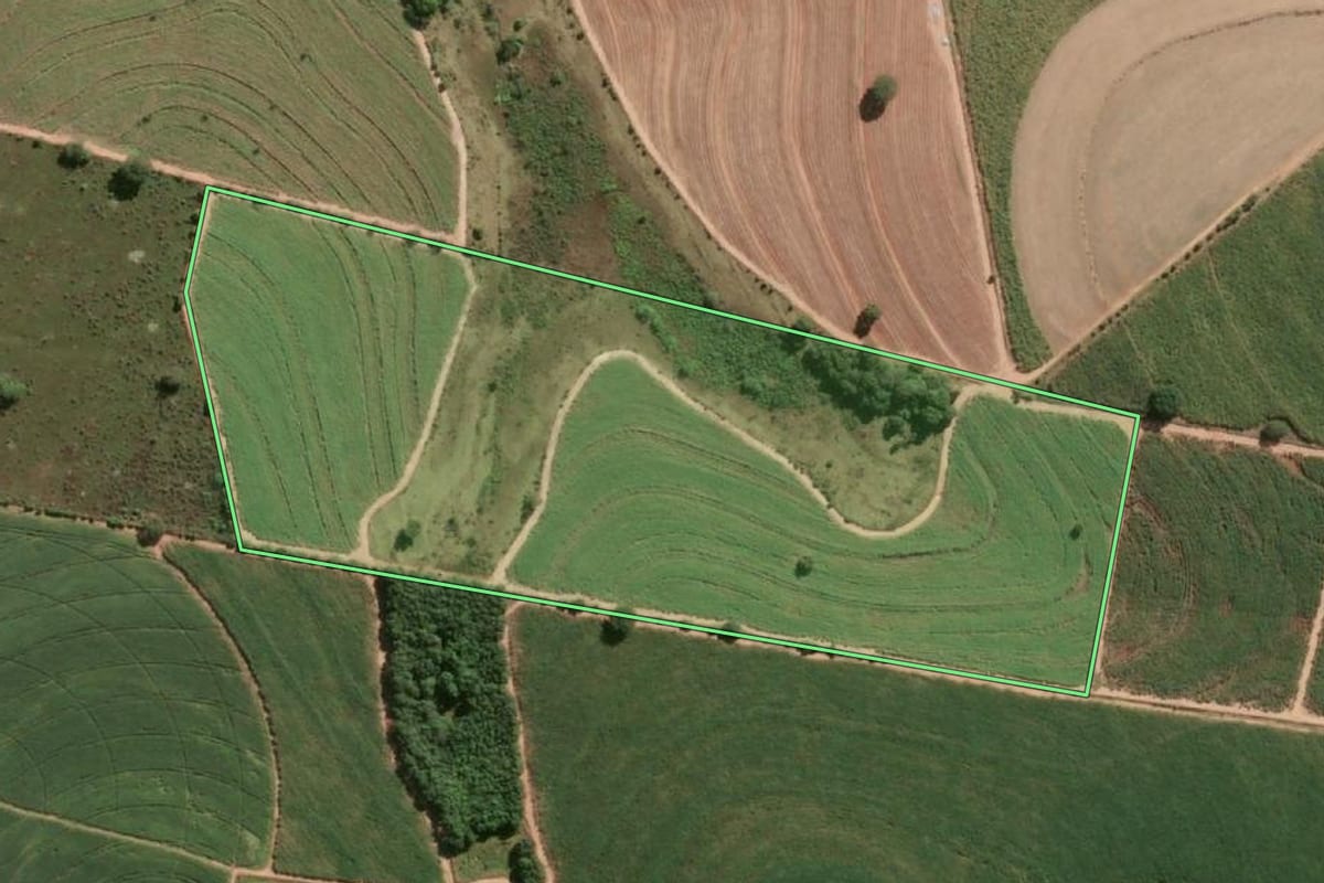 Imagem de satélite do imóvel rural em Araçatuba (SP), com o contorno declarado no CAR desenhado por cima.