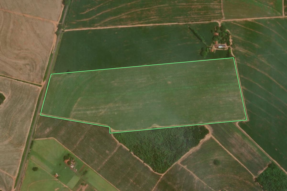 Imagem de satélite do imóvel rural em Araçatuba (SP), com o contorno declarado no CAR desenhado por cima.