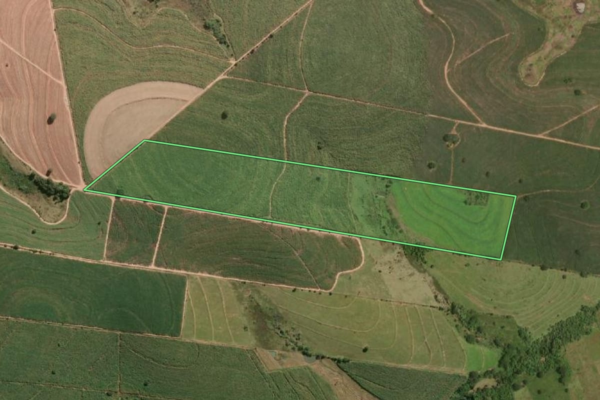 Imagem de satélite do imóvel rural em Araçatuba (SP), com o contorno declarado no CAR desenhado por cima.