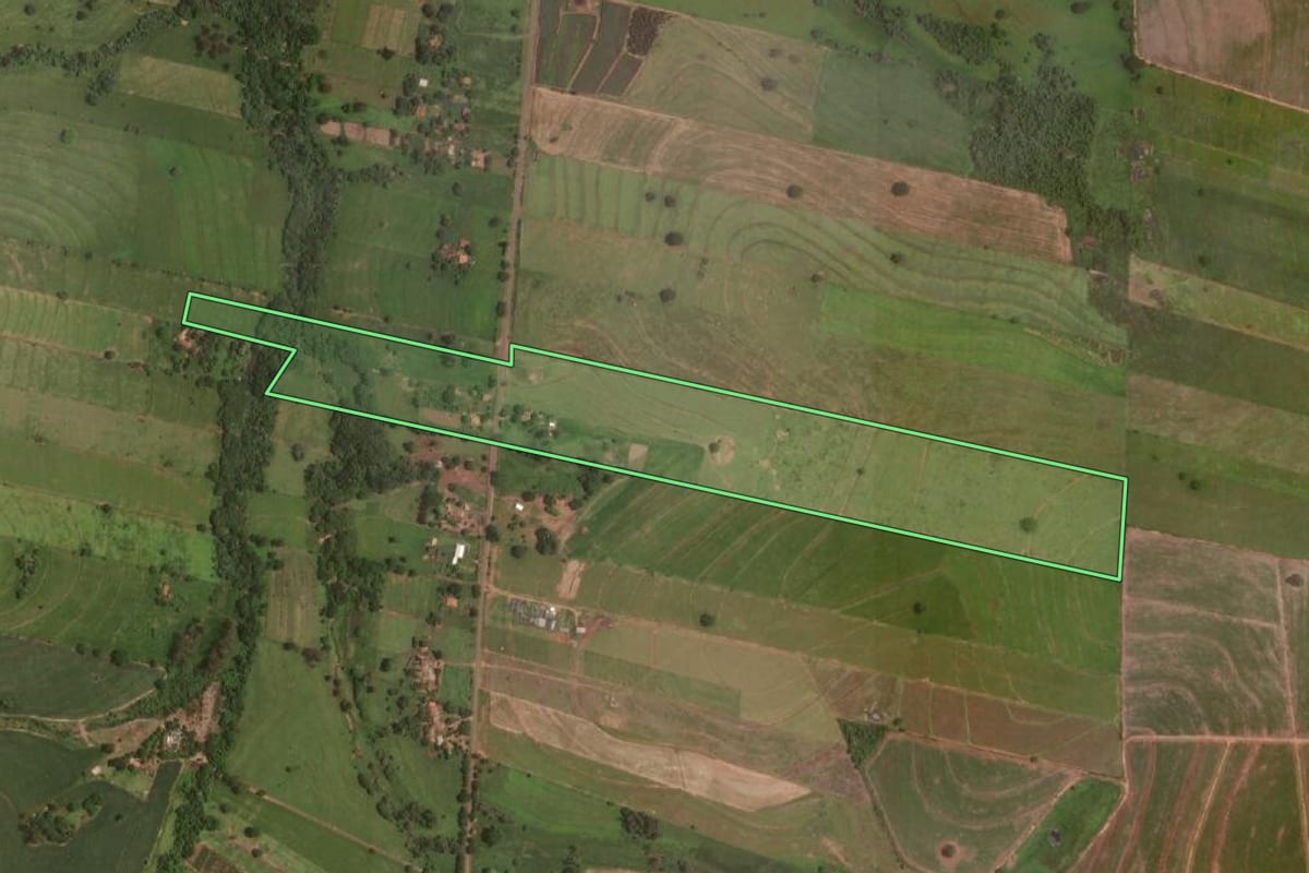 Imagem de satélite do imóvel rural em Araçatuba (SP), com o contorno declarado no CAR desenhado por cima.