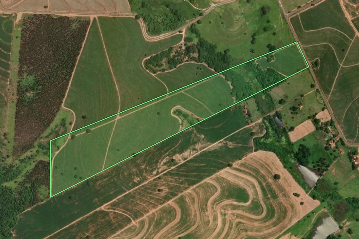 Imagem de satélite do imóvel rural em Araçatuba (SP), com o contorno declarado no CAR desenhado por cima.