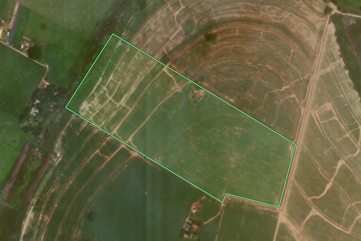 Imagem de satélite do imóvel rural em Araçatuba (SP), com o contorno declarado no CAR desenhado por cima.