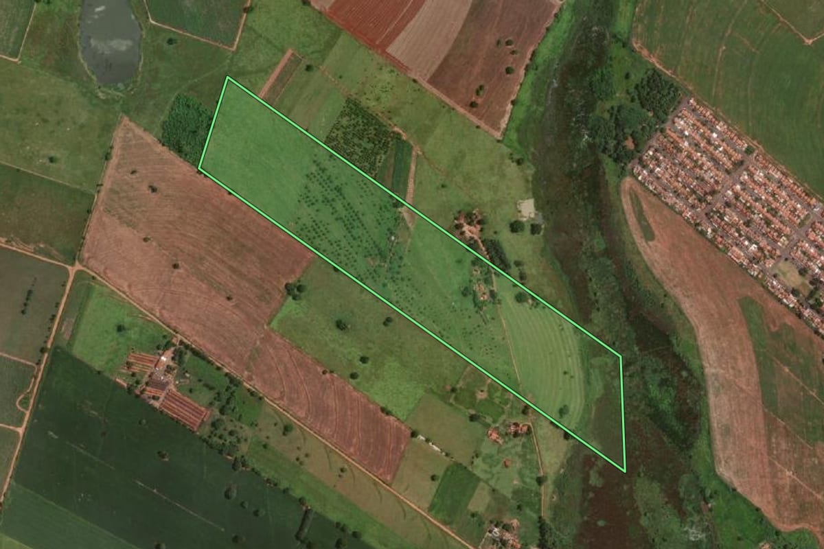 Imagem de satélite do imóvel rural em Araçatuba (SP), com o contorno declarado no CAR desenhado por cima.