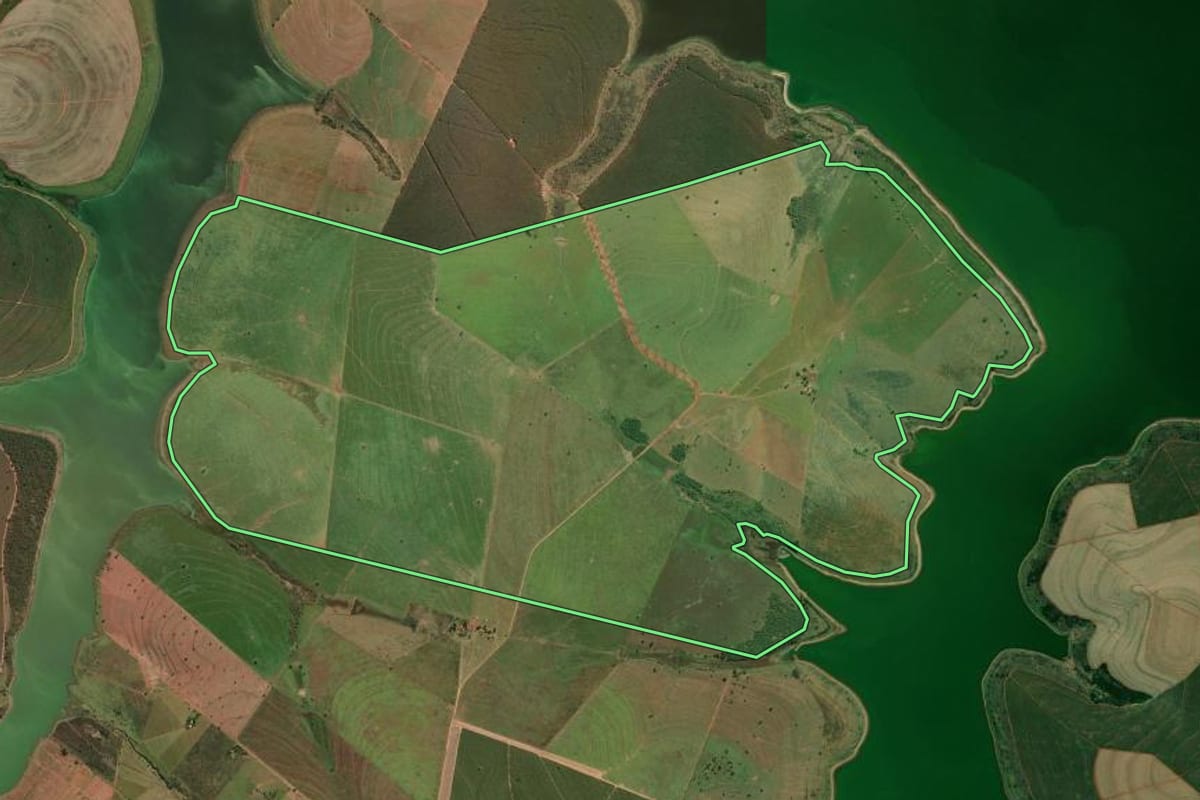 Imagem de satélite do imóvel rural em Araçatuba (SP), com o contorno declarado no CAR desenhado por cima.
