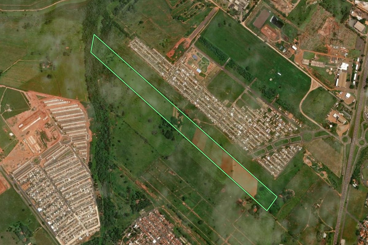 Imagem de satélite do imóvel rural em Araçatuba (SP), com o contorno declarado no CAR desenhado por cima.