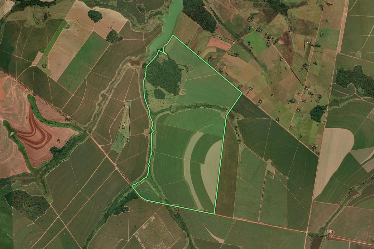 Imagem de satélite do imóvel rural em Araçatuba (SP), com o contorno declarado no CAR desenhado por cima.