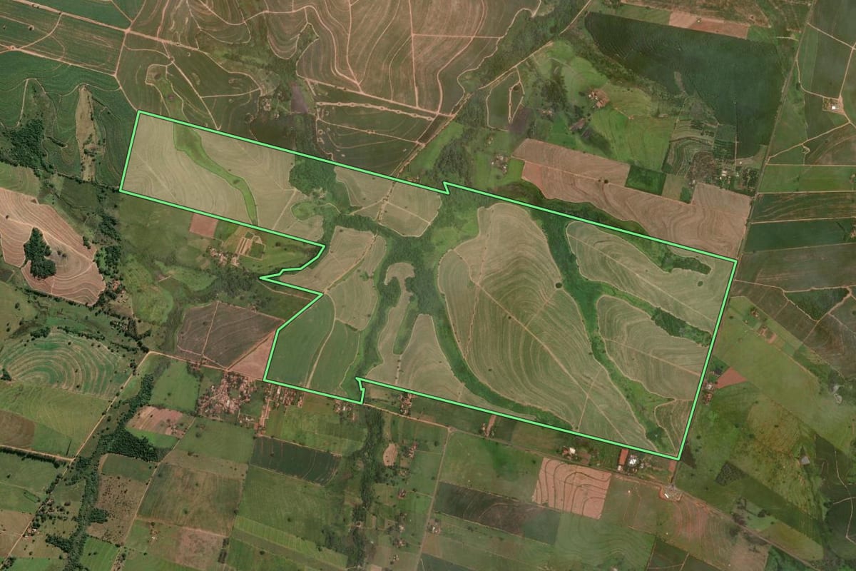 Imagem de satélite do imóvel rural em Araçatuba (SP), com o contorno declarado no CAR desenhado por cima.