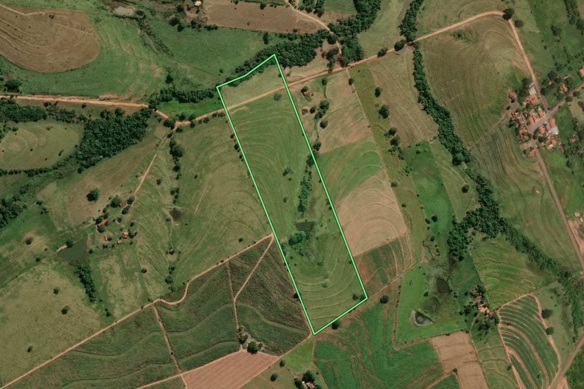 Imagem de satélite do imóvel rural em Araçatuba (SP), com o contorno declarado no CAR desenhado por cima.