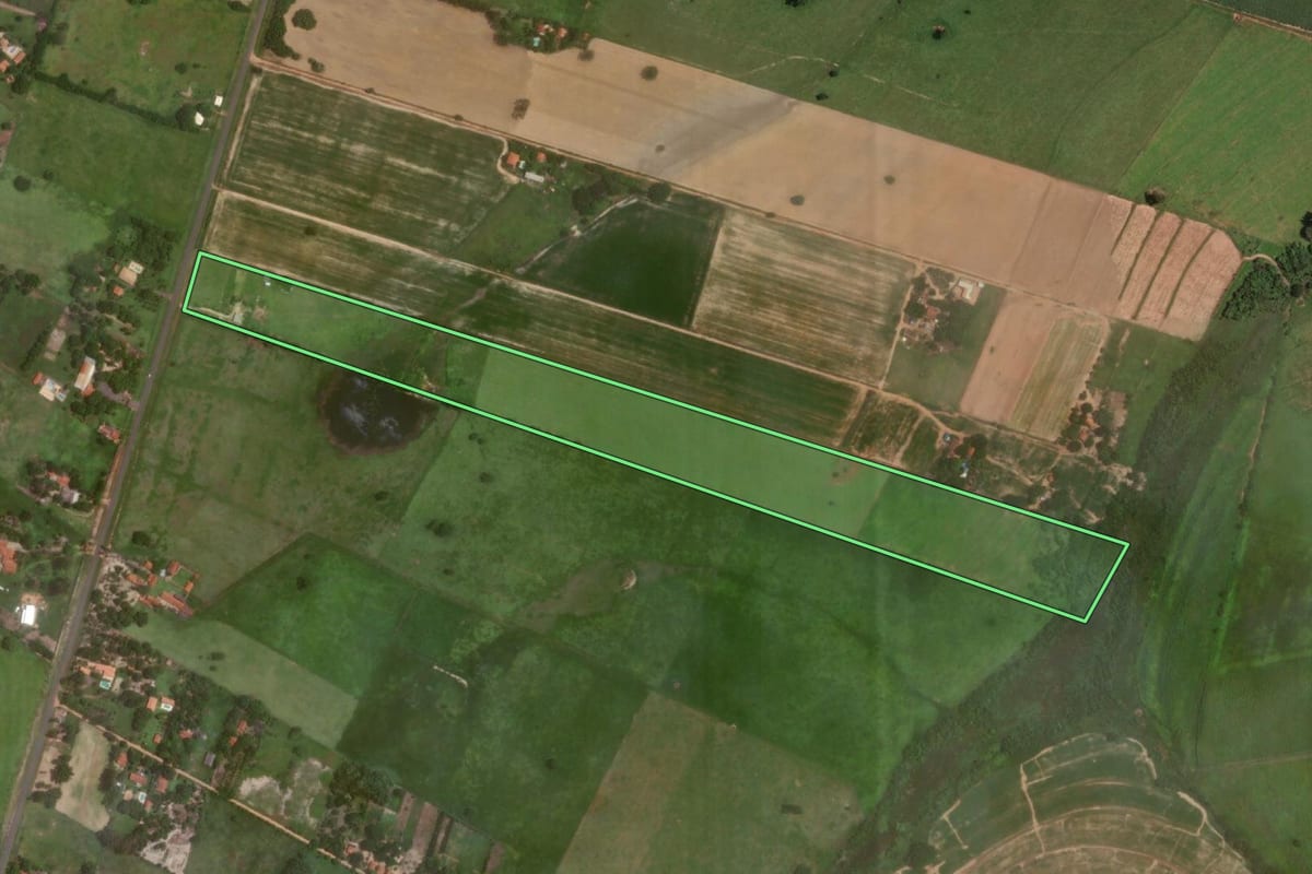 Imagem de satélite do imóvel rural em Araçatuba (SP), com o contorno declarado no CAR desenhado por cima.