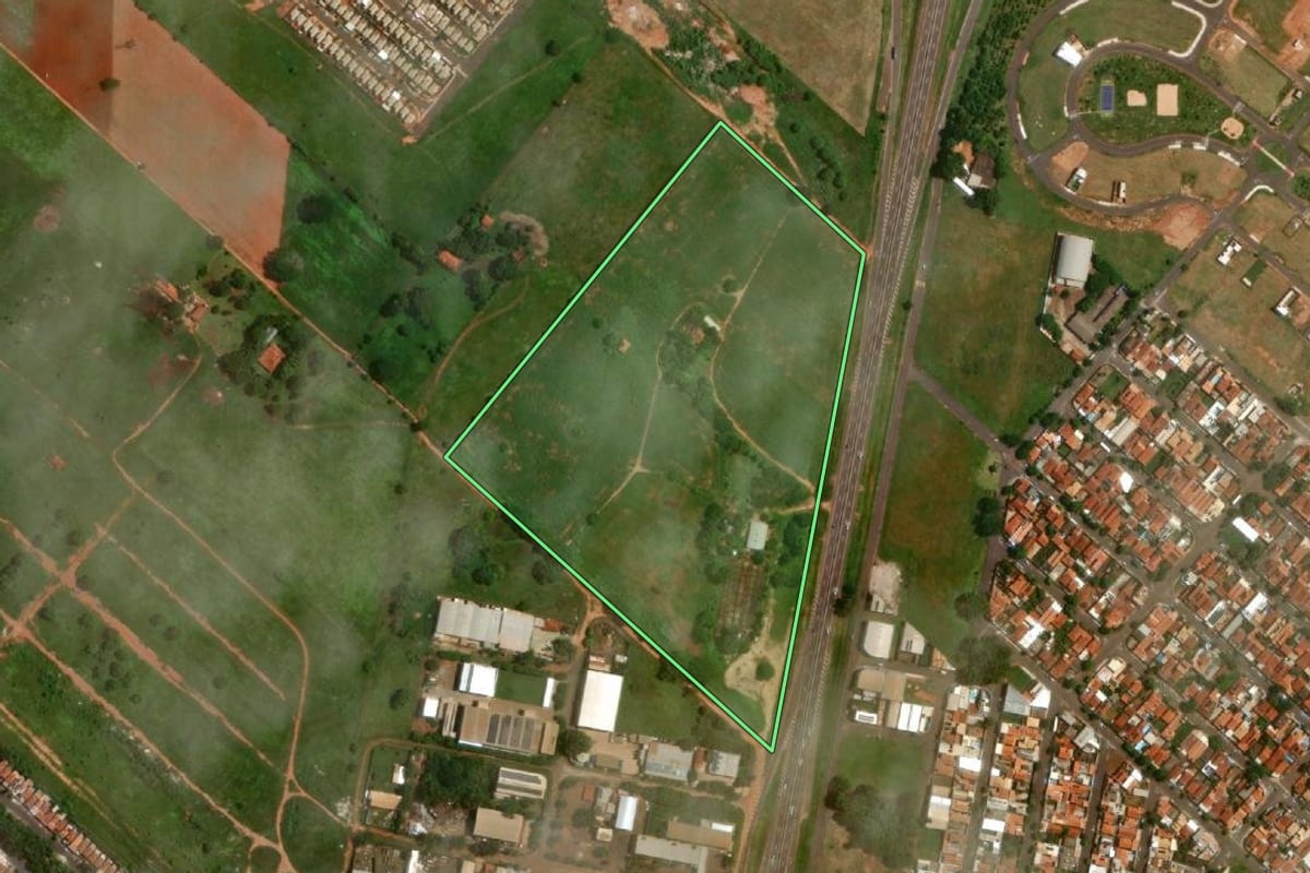 Imagem de satélite do imóvel rural em Araçatuba (SP), com o contorno declarado no CAR desenhado por cima.