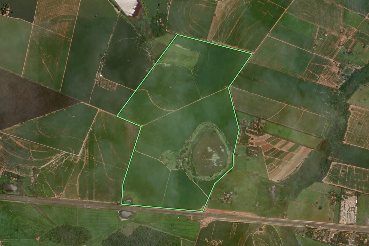 Imagem de satélite do imóvel rural em Araçatuba (SP), com o contorno declarado no CAR desenhado por cima.