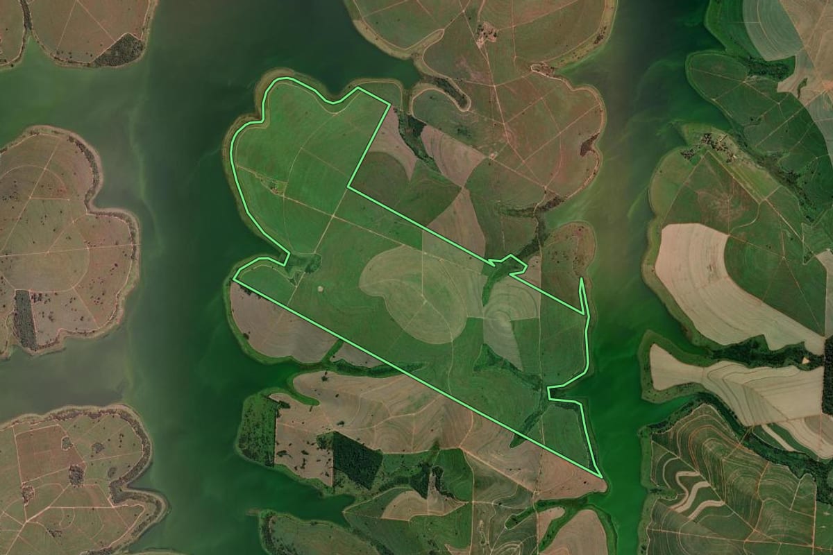 Imagem de satélite do imóvel rural em Araçatuba (SP), com o contorno declarado no CAR desenhado por cima.