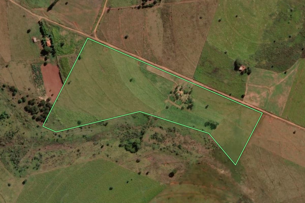 Imagem de satélite do imóvel rural em Araçatuba (SP), com o contorno declarado no CAR desenhado por cima.