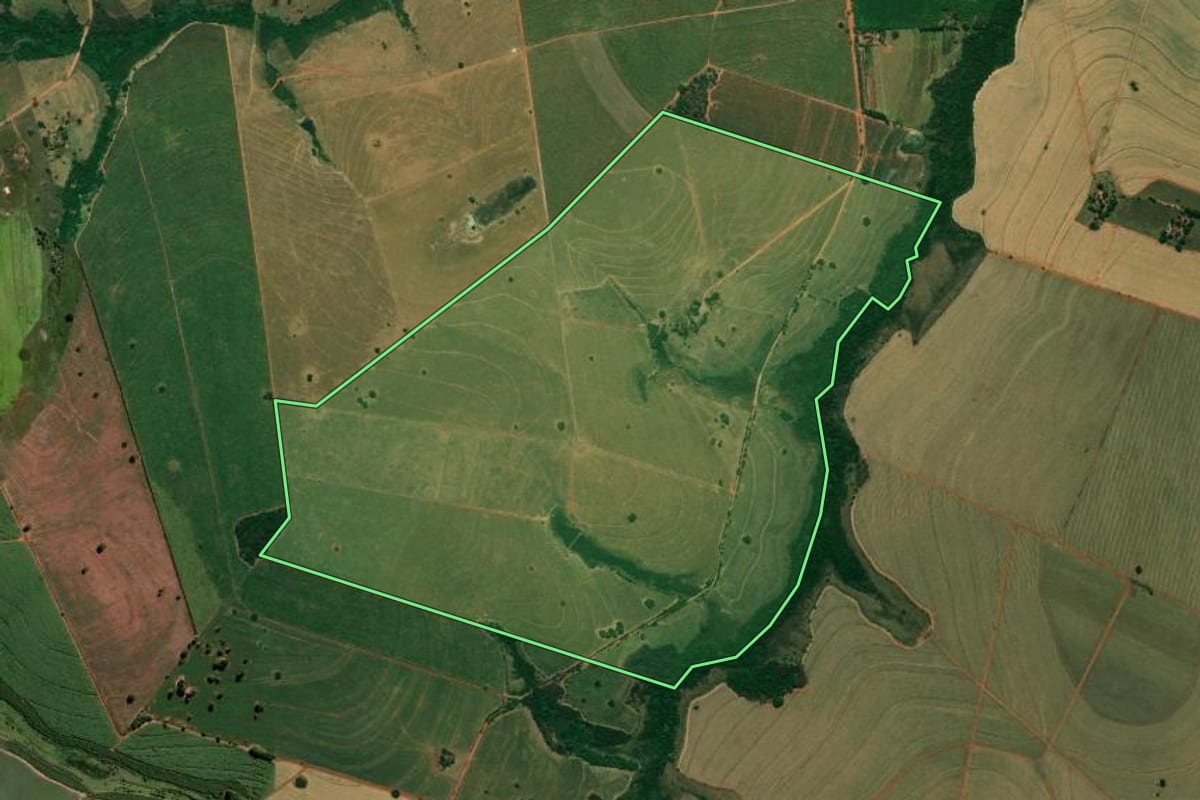 Imagem de satélite do imóvel rural em Araçatuba (SP), com o contorno declarado no CAR desenhado por cima.