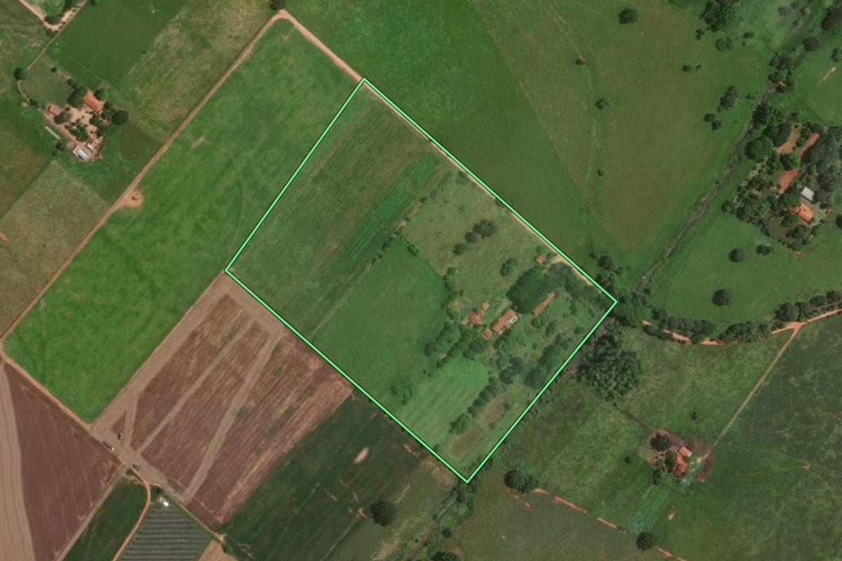 Imagem de satélite do imóvel rural em Araçatuba (SP), com o contorno declarado no CAR desenhado por cima.