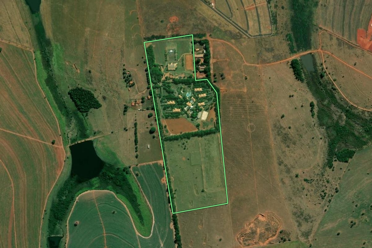 Imagem de satélite do imóvel rural em Araçatuba (SP), com o contorno declarado no CAR desenhado por cima.